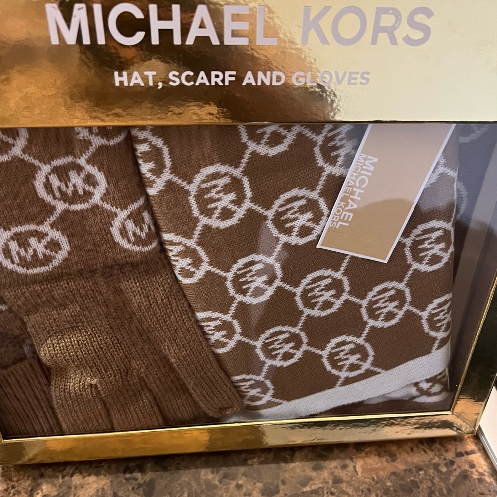 NIB 3pc MK Cream Monogrammed Winter Scarf Set - Unisex - Picture 2 of 4